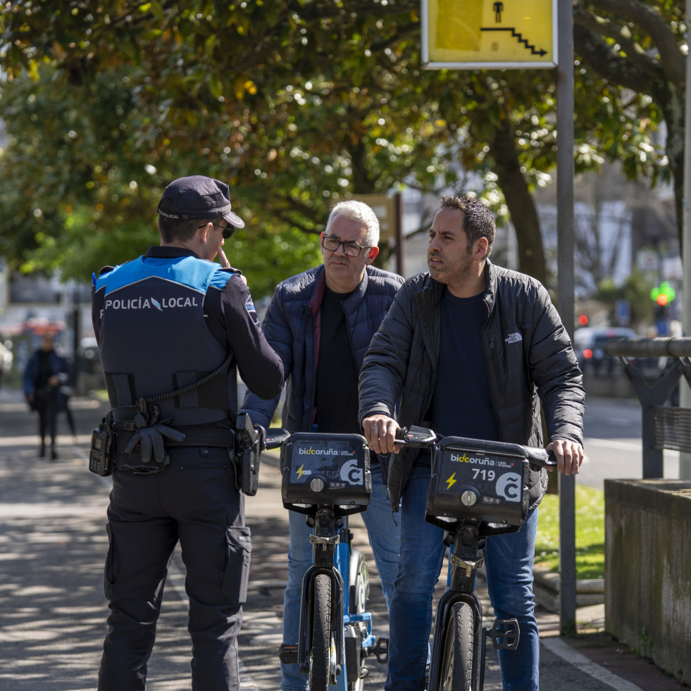 Pocas multas en la primera jornada de la campaña contra los ciclistas infractores en A Coruña