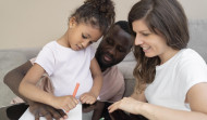 Aunque no la hereden toda, tu carga genética influye en cómo crías a tus hijos (y eso les afecta)