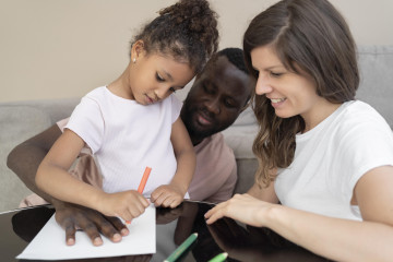 Linda familia pasar tiempo de calidad juntos en casa