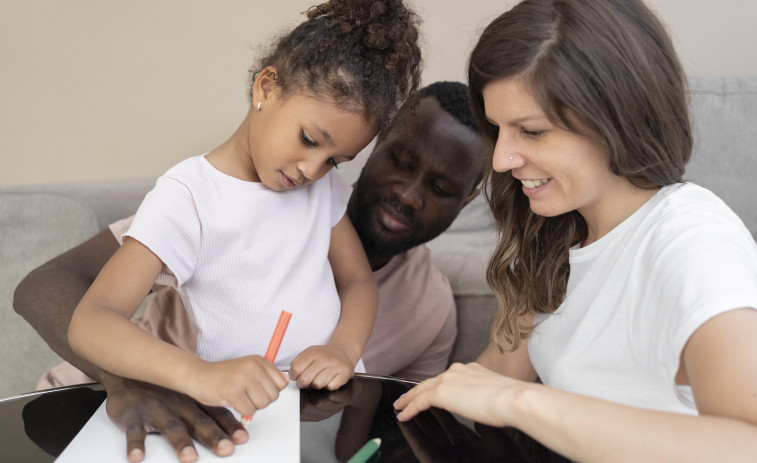 Aunque no la hereden toda, tu carga genética influye en cómo crías a tus hijos (y eso les afecta)