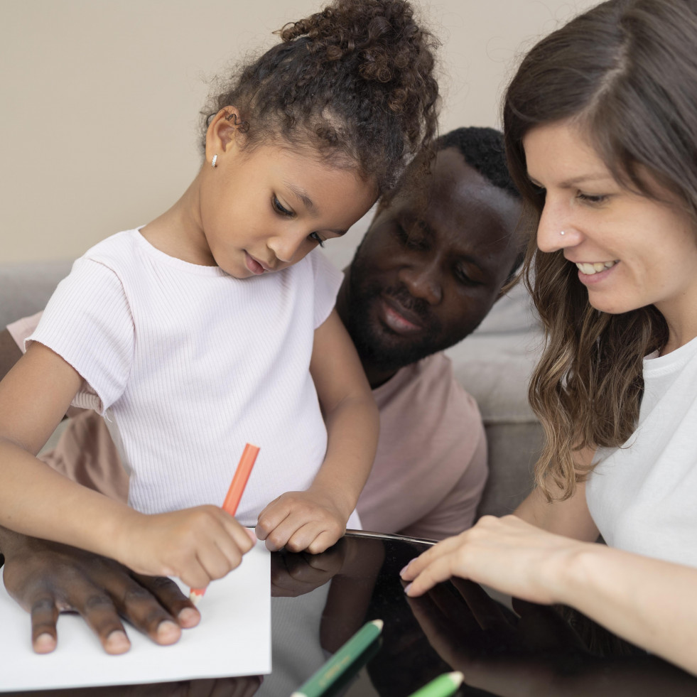 Aunque no la hereden toda, tu carga genética influye en cómo crías a tus hijos (y eso les afecta)