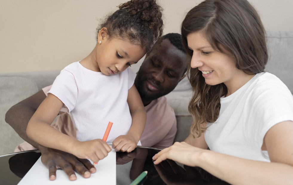 Aunque no la hereden toda, tu carga genética influye en cómo crías a tus hijos (y eso les afecta)