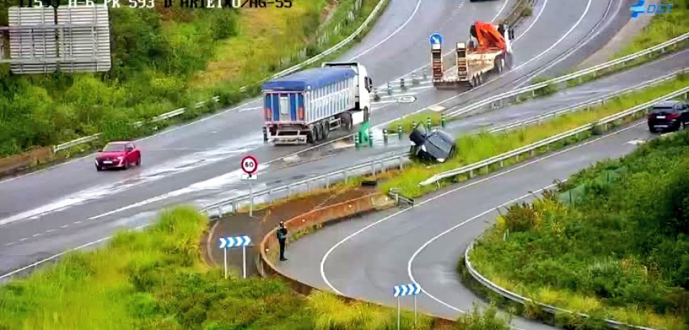 Espectacular accidente en Arteixo en el enlace entre la AG-55 y la A-6