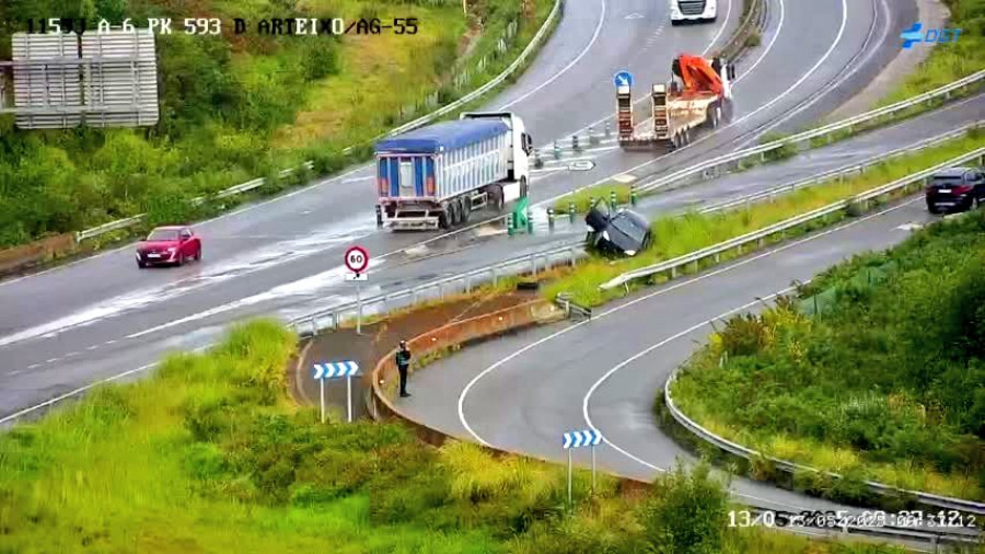 Espectacular accidente en Arteixo en el enlace entre la AG-55 y la A-6