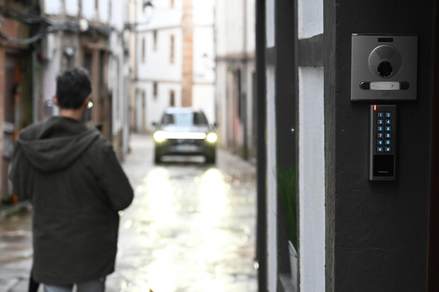 Inés Rey reivindica la ordenanza municipal sobre pisos turísticos y urge a la Xunta actuaciones