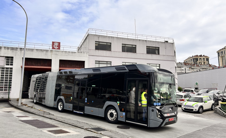 Las calles de A Coruña reciben un nuevo autobús eléctrico articulado