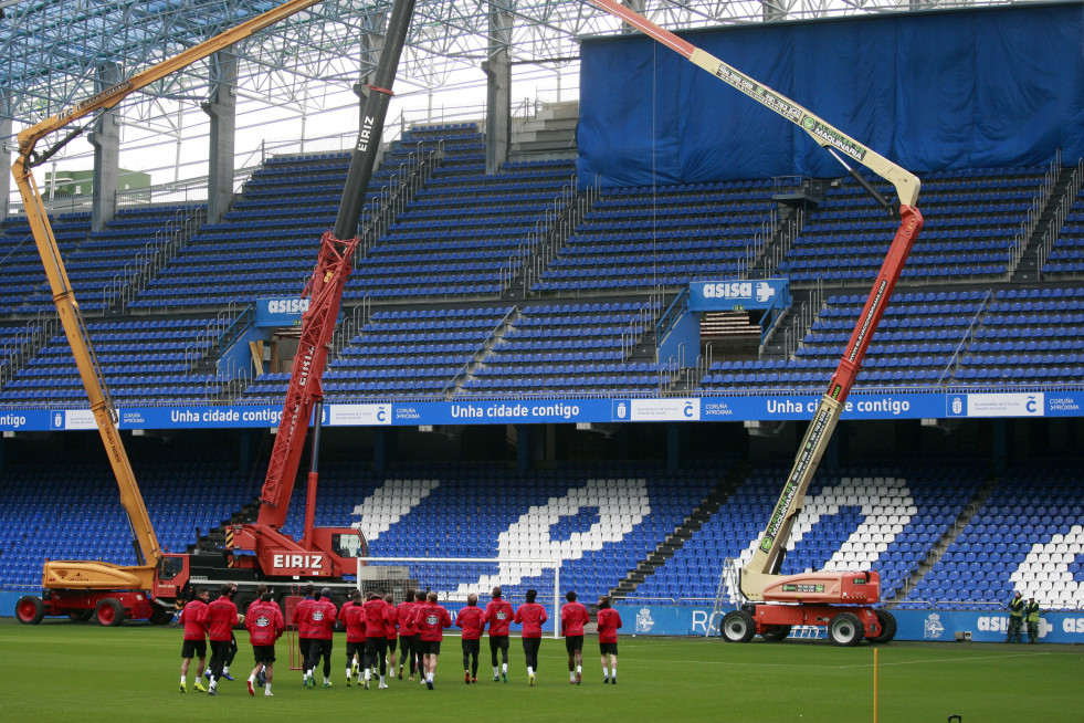 Lo jugadores del Dépor entrenan en Riazor con las obras cubierta de fondo en 2018