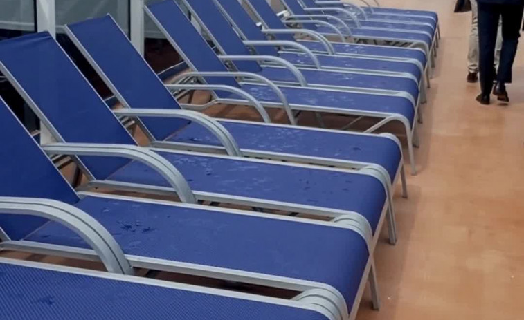 A Coruña recibe al 'Carnival Miracle', un navío lleno de maravillas, en plena triple escala en el puerto