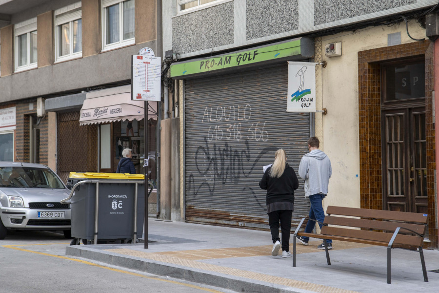 Petición vecinal escuchada: El Ayuntamiento anuncia la colocación de una marquesina en una parada de bus de O Castrillón
