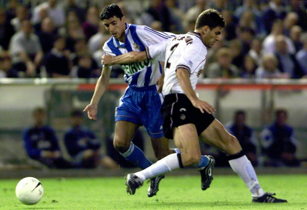 Makaay, uno de los fichajes del Dépor, frente a Pellegrino, una de las novedades del Valencia, en el choque de ambos equipos en