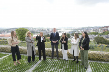 El presidente de la Xunta, Alfonso Rueda, la alcaldesa, Inés Rey, y la presidenta de la Fundación Amancio Ortega, Flora Pérez Marcote, entre  otros, presentaron la residencia de Eirís @Javier Albo