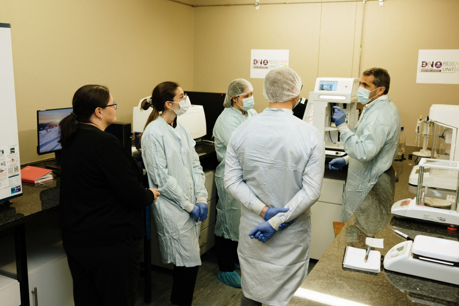 Un investigador de la Universidad de A Coruña inaugura un laboratorio en Sudáfrica para imprimir tejidos