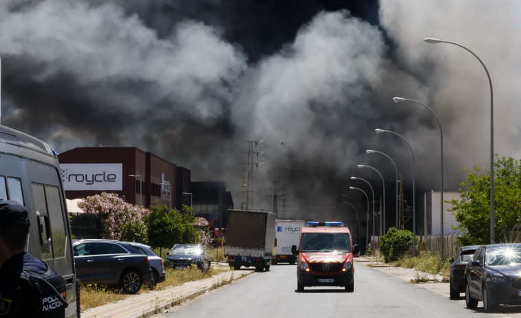 Desalojan las viviendas al oeste de las llamas de la nave incendiada en Alcalá (Sevilla)