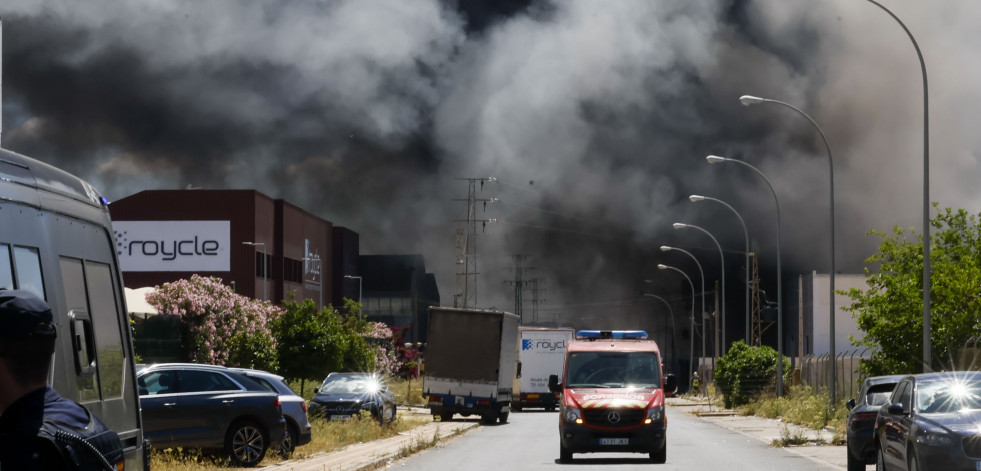 Desalojan las viviendas al oeste de las llamas de la nave incendiada en Alcalá (Sevilla)