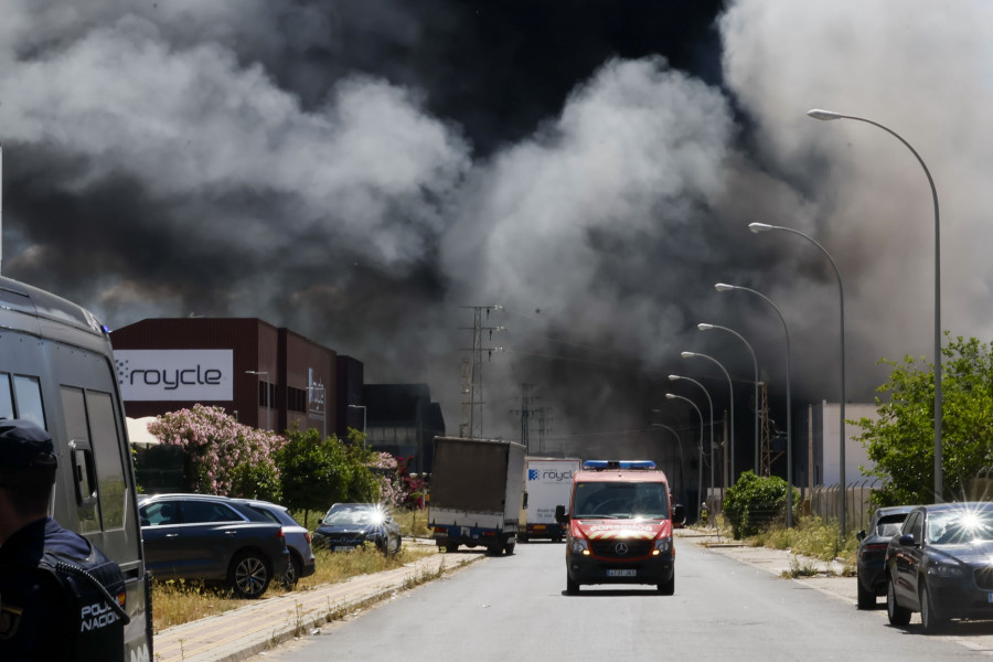 Desalojan las viviendas al oeste de las llamas de la nave incendiada en Alcalá (Sevilla)