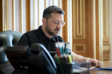 Zelenski atiende una llamada en su despacho