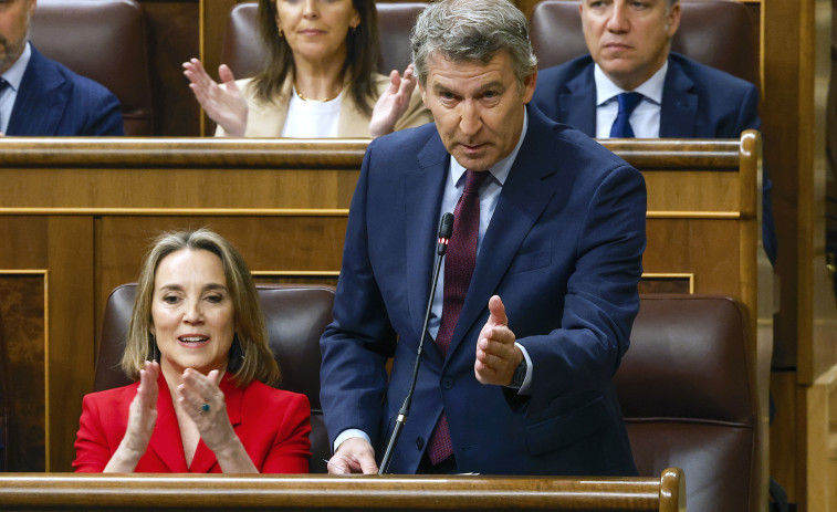 El PP ataca con los wasaps a Sánchez, quien cuestiona el liderazgo 