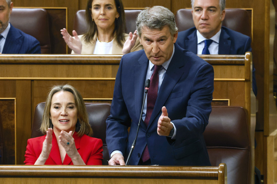 El PP ataca con los wasaps a Sánchez, quien cuestiona el liderazgo "averiado" de Feijóo