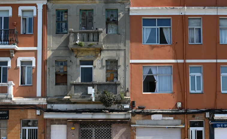 Tapian la antigua casa de Rosalía Mera a la espera de su demolición