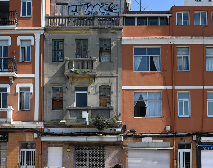 Tapian la antigua casa de Rosalía Mera a la espera de su demolición