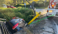 Dos heridos en Arteixo tras chocar sus coches y caer uno de ellos por un terraplén