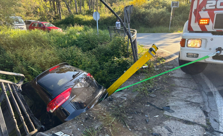 Dos heridos en Arteixo tras chocar sus coches y caer uno de ellos por un terraplén