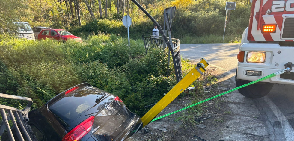 Dos heridos en Arteixo tras chocar sus coches y caer uno de ellos por un terraplén