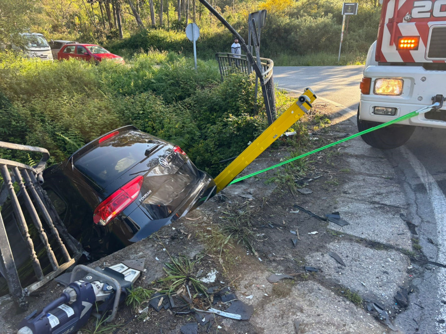Dos heridos en Arteixo tras chocar sus coches y caer uno de ellos por un terraplén