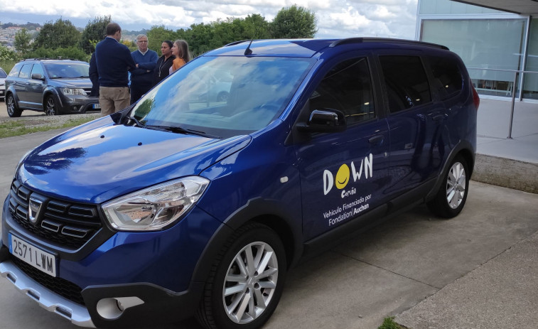 Down Coruña recibe un nuevo coche de siete plazas