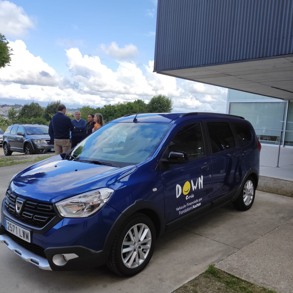 Down Coruña recibe un nuevo coche de siete plazas
