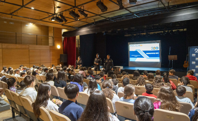 Jóvenes pero ya expertos: la Policía Nacional entrega a 125 escolares de A Coruña sus diplomas en ciberseguridad