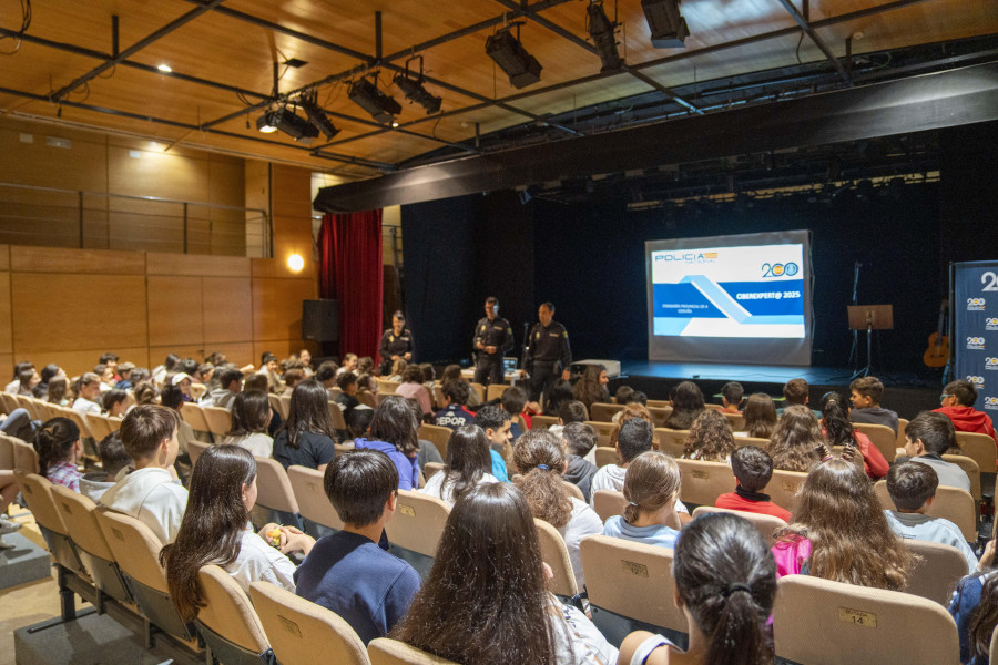 Jóvenes pero ya expertos: la Policía Nacional entrega a 125 escolares de A Coruña sus diplomas en ciberseguridad