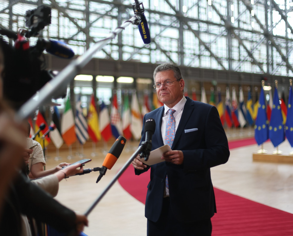 Maros Sefcovic atiende a la prensa antes de participar en una cumbre