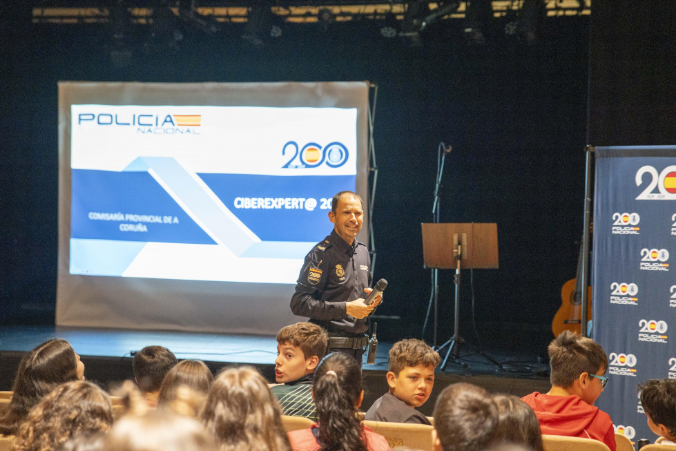 Policía Nacional entrega a 125 escolares sus diplomas de ciberexpertos (4)