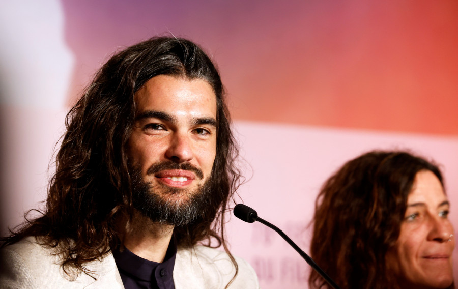 Oliver Laxe compite en Cannes con 'Sirat', un filme que invita a "caer al abismo"