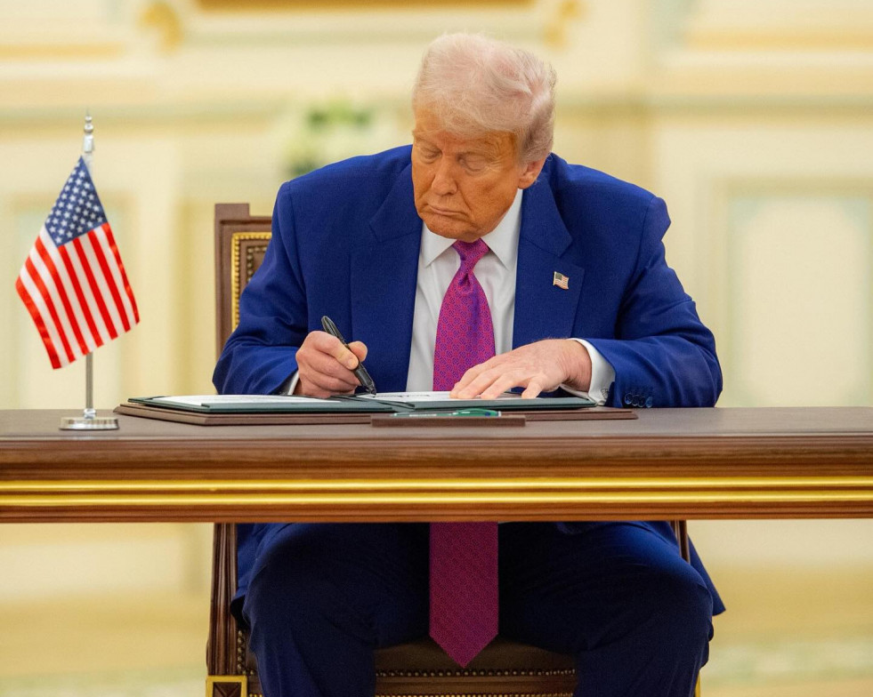 Donald Trump firma un documento