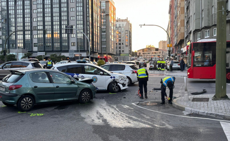 Una colisión entre un turismo y un coche policial deja varios heridos en A Coruña