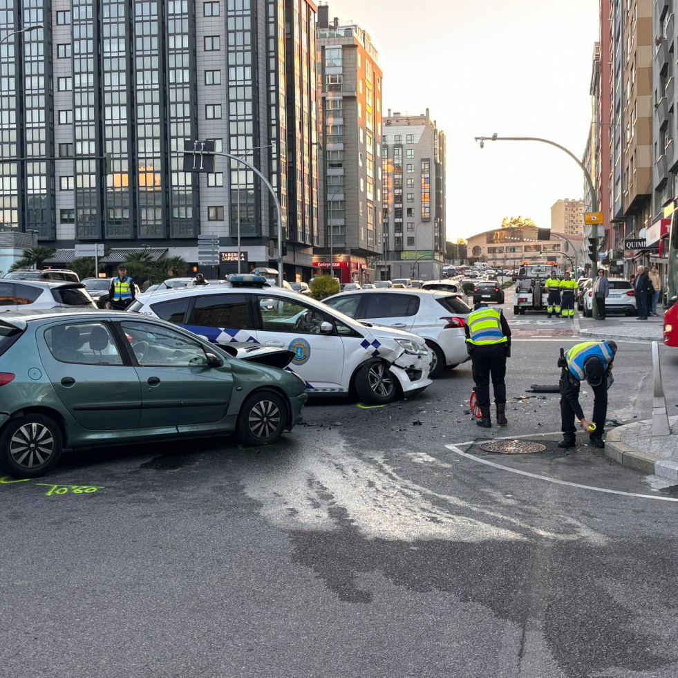 Una colisión entre un turismo y un coche policial deja varios heridos en A Coruña