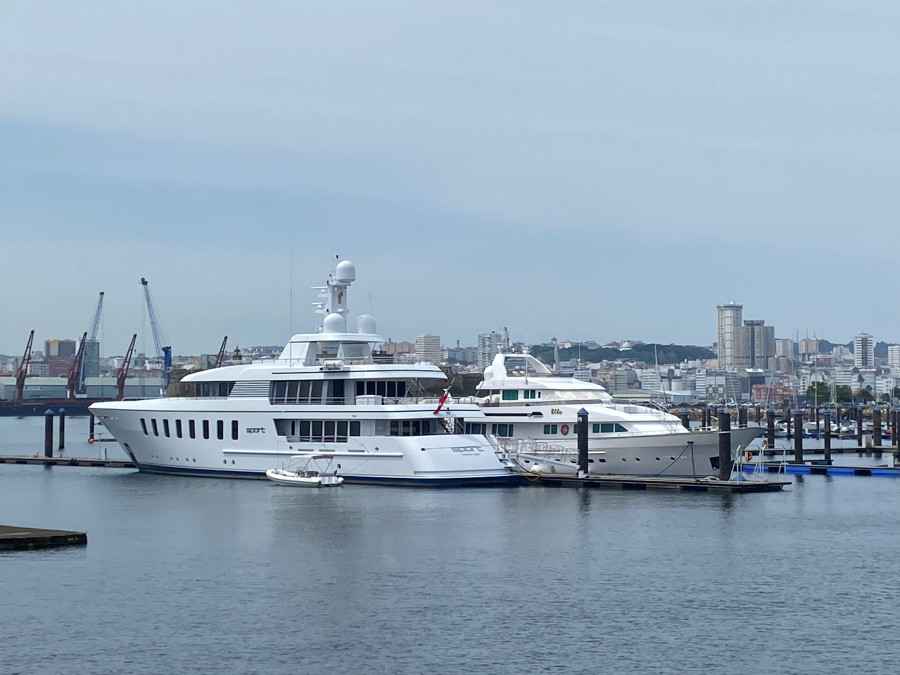 Atracón de mega yates millonarios en A Coruña