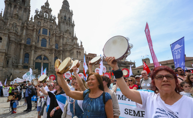 Miles de personas se manifiestan en Santiago en defensa del gallego por el Día das Letras