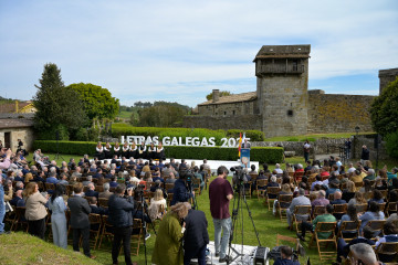 MALPICA DE BERGANTIÑOS (A CORUÑA) 17/05/2025.- El Presidente de la Real Academia Galega, Henrique Monteagudo (c) durante la Sesión Extraordinaria dedicada a las Cantareiras y la Poesía Popular Ora