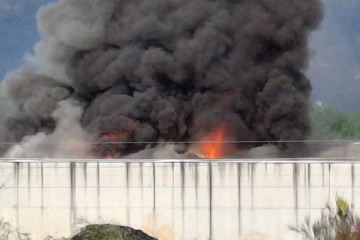 Incendio en una nave del polígono de As Gándaras de O Porriño @ EP
