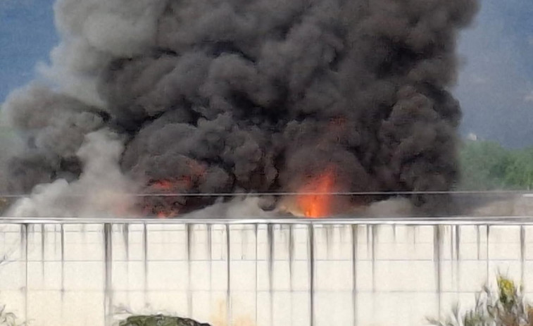Declarado en O Porriño un gran incendio en una nave de gestión de residuos