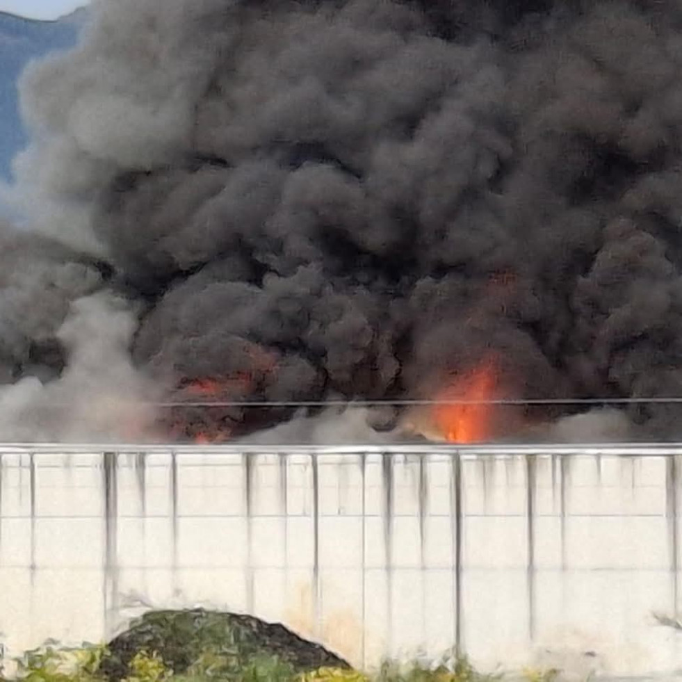 Declarado en O Porriño un gran incendio en una nave de gestión de residuos