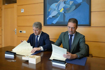 Un momento de la firma del acuerdo entre la Xunta y la UDC