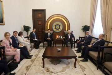 BAGHDAD (Iraq), 17/05/2025.- A handout photo made available by the Office of the Palestinian President shows Palestinian President Mahmoud Abbas (C-R) meeting with Spanish Prime Minister Pedro Sanchez