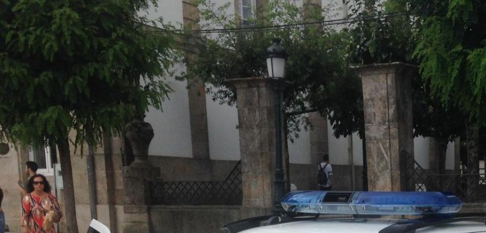 Identifican a un varón de 43 años por conducir sin carné y chocar con otros dos coches en Betanzos