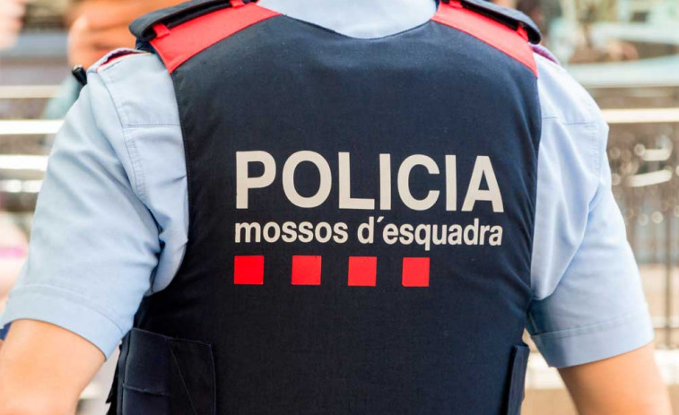 Detienen en Barcelona a una mujer por dejar sola a su hija, que casi se ahoga en la piscina