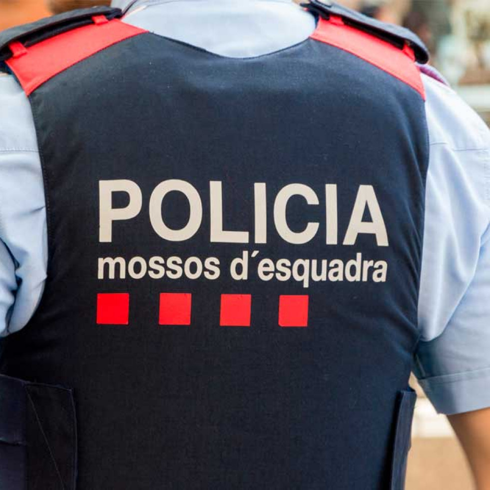 Detienen en Barcelona a una mujer por dejar sola a su hija, que casi se ahoga en la piscina