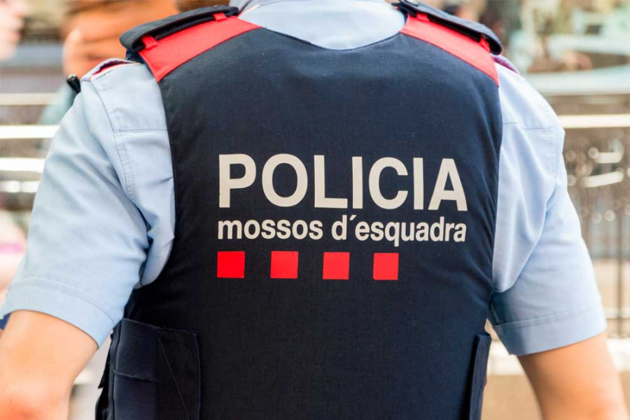 Detienen en Barcelona a una mujer por dejar sola a su hija, que casi se ahoga en la piscina